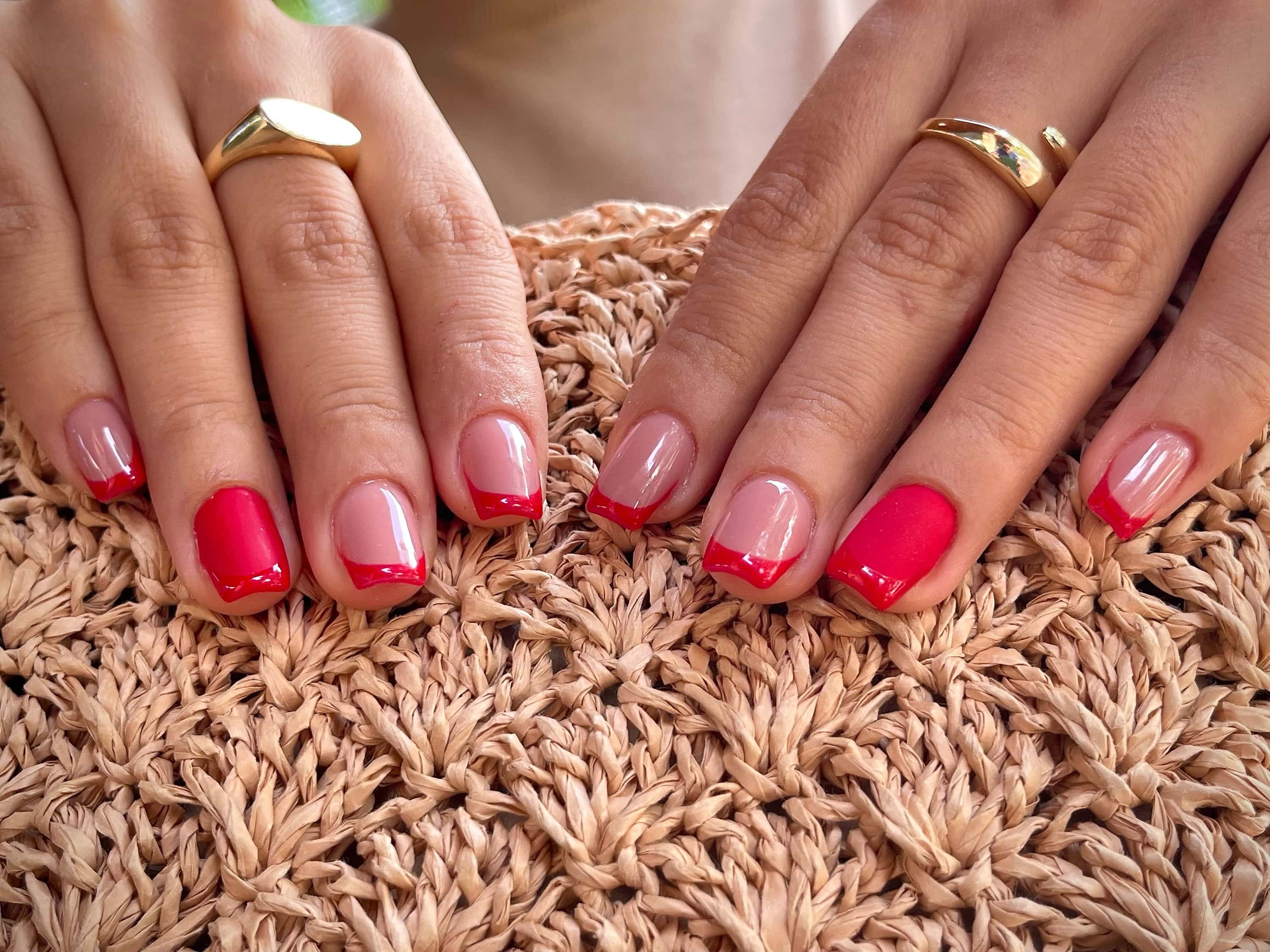 Czerwono-różowe paznokcie w stylu french manicure #648593908