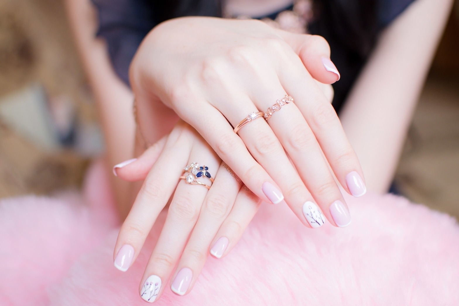 Różowo-białe paznokcie w stylu french manicure z motywem kwiatów #302871279