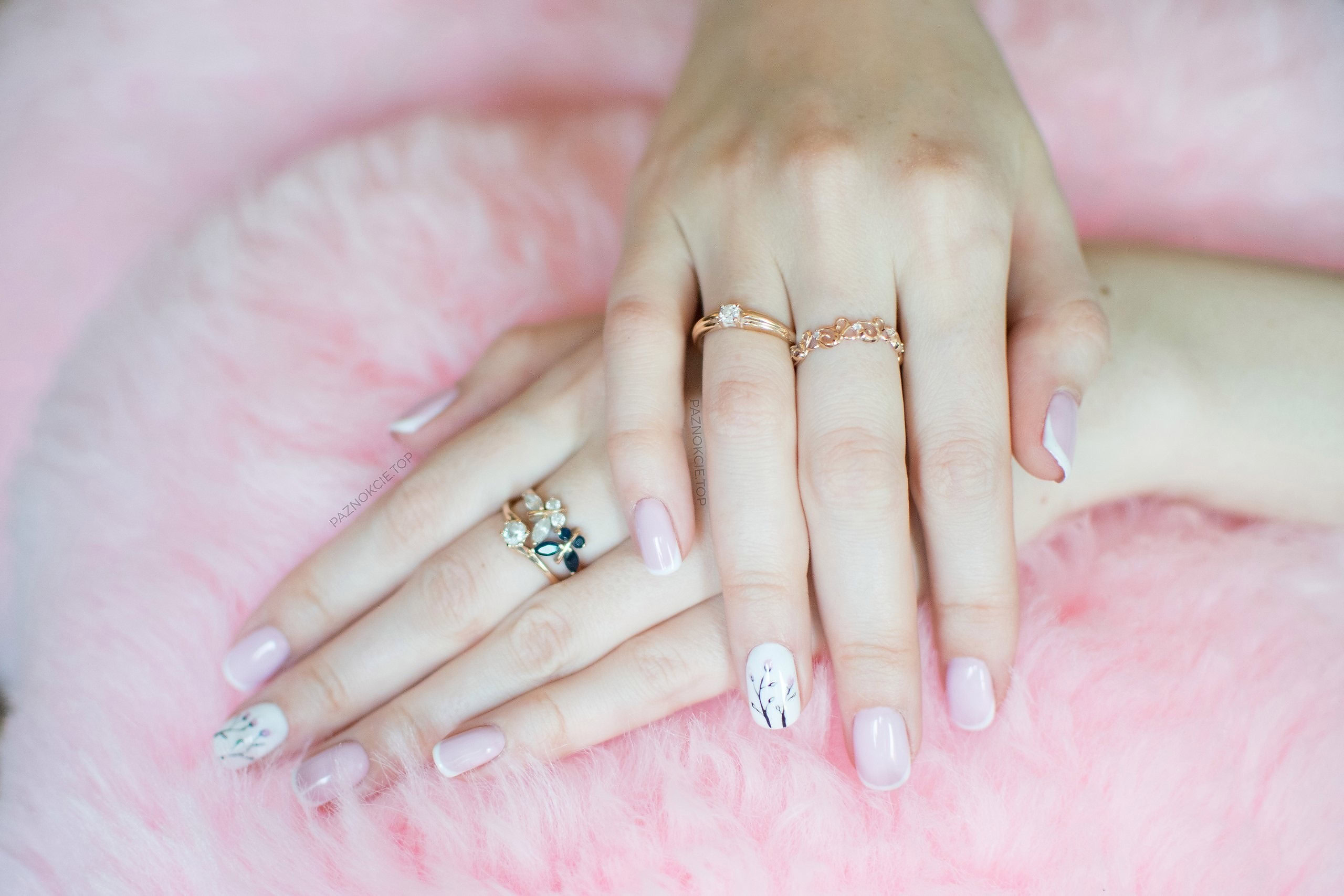 Różowo-białe paznokcie w stylu french manicure z motywem kwiatów #355011929