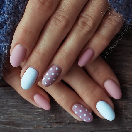 Różowo-białe, matowe paznokcie z białymi kropkami - galeria #784510