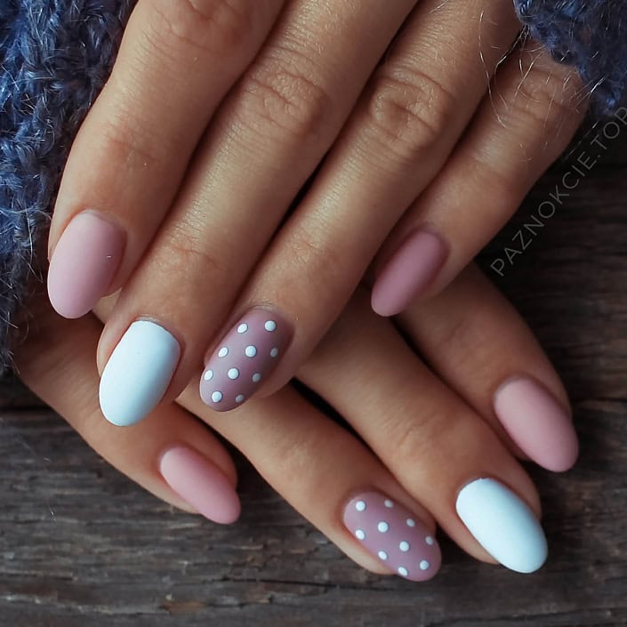 Różowo-białe, matowe paznokcie z białymi kropkami - galeria #784510