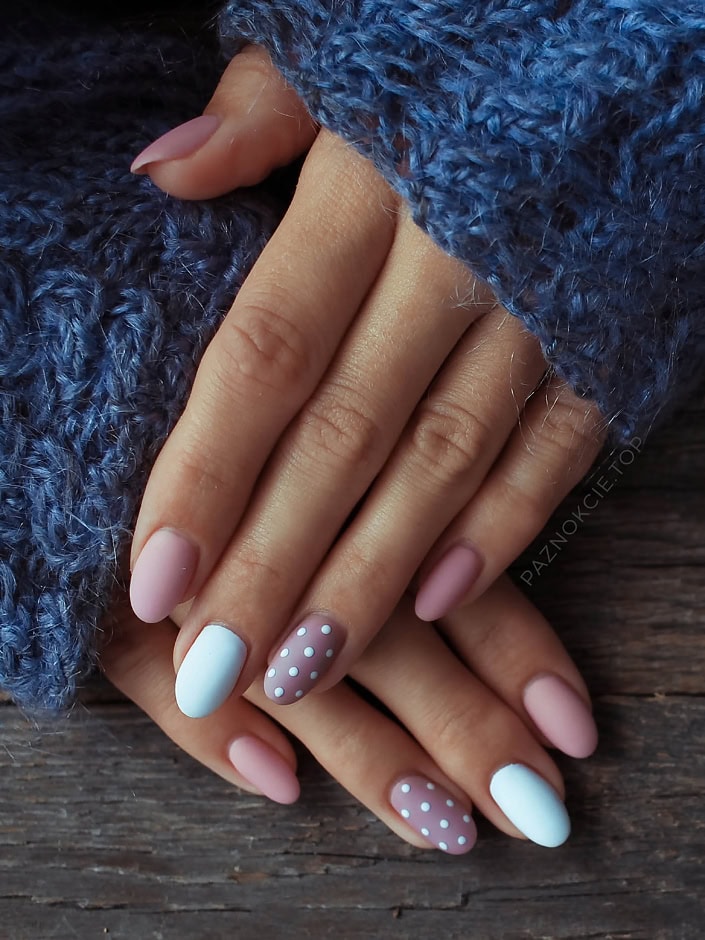 Różowo-białe, matowe paznokcie z białymi kropkami - galeria #784510